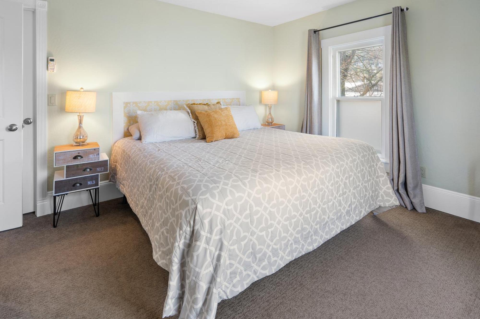 Pioneer Vacation Rentals - Pioneer North Suite Downtown Ашленд Экстерьер фото