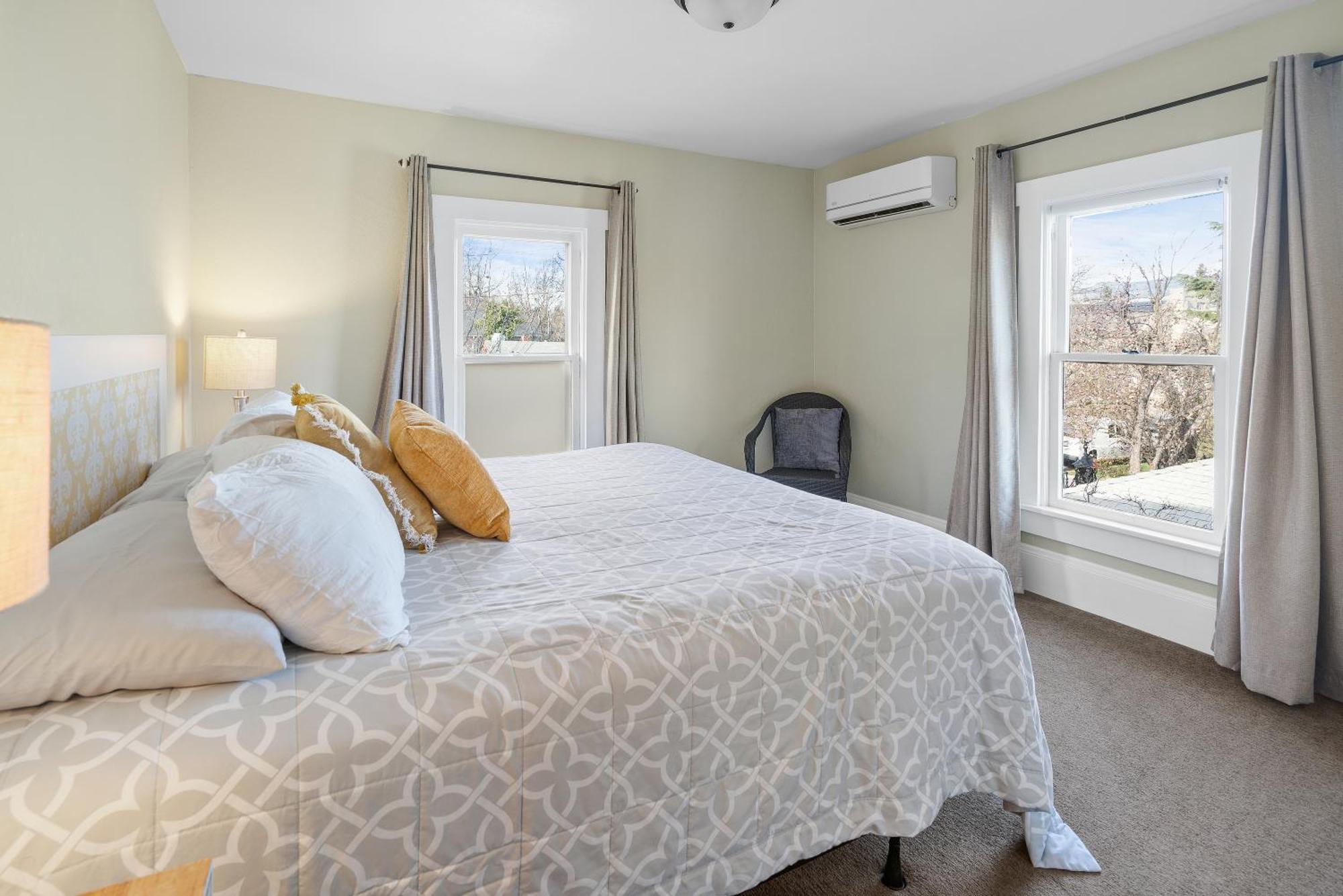 Pioneer Vacation Rentals - Pioneer North Suite Downtown Ашленд Экстерьер фото